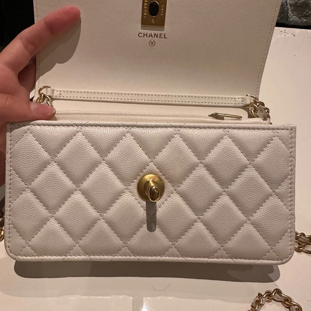 CHANEL White Quilted Clutch with Gold Chain - Picture 3 of 11